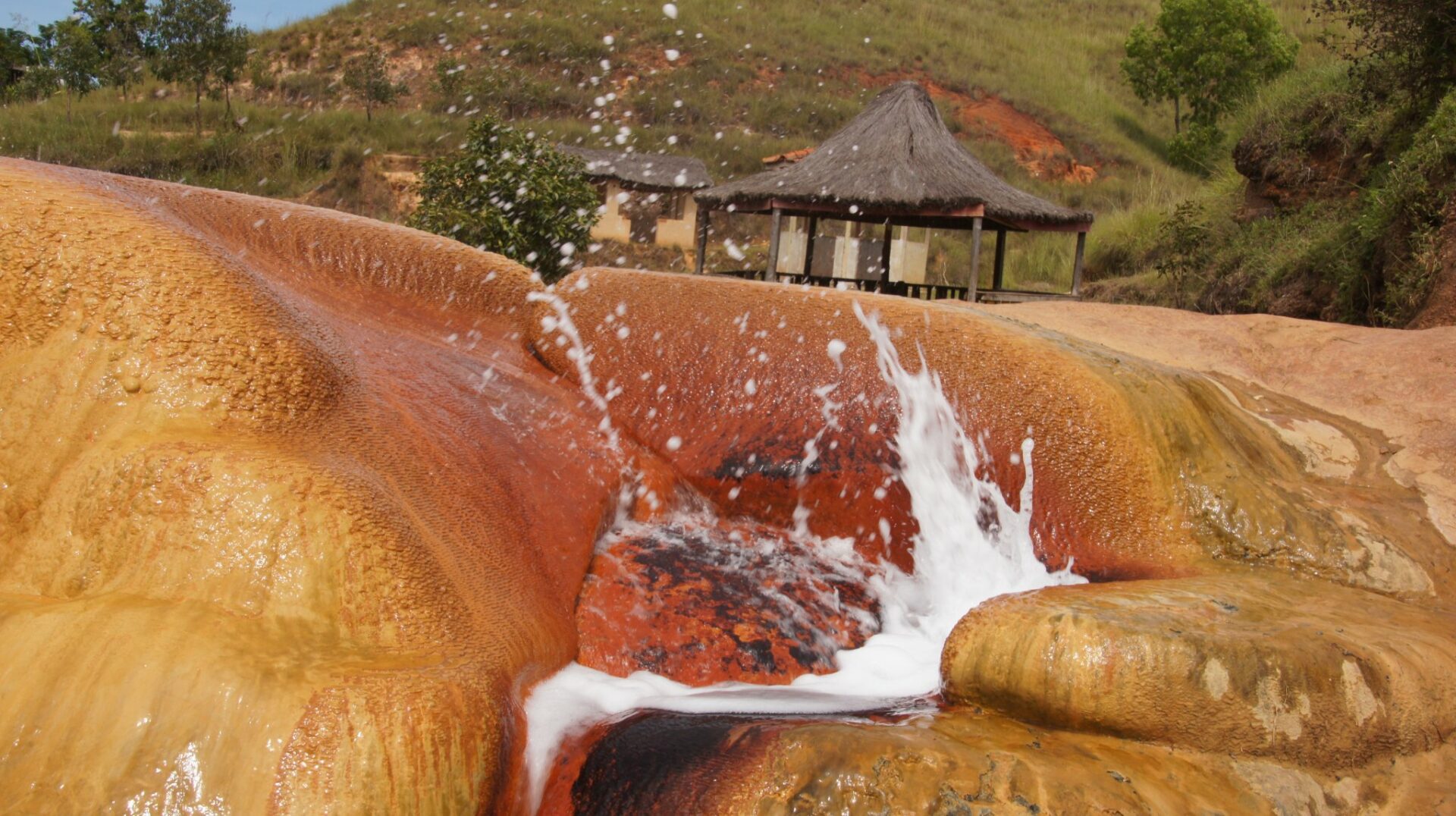 TOURISME LES GEYSERS D ANALAVORY MADAGASCAR VILLA MAHEFA